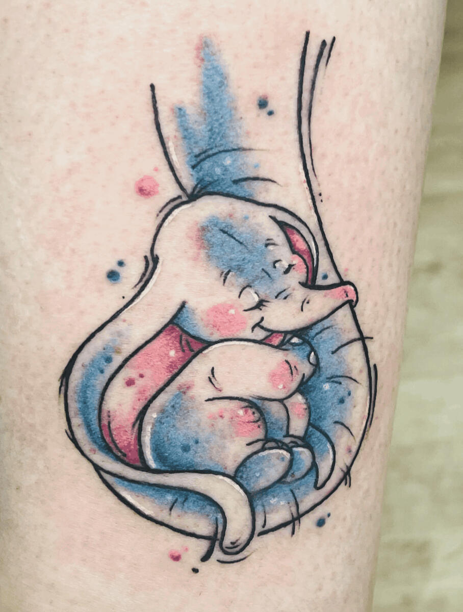 tattoo disney dumbo effet croquis couleur aquarelle