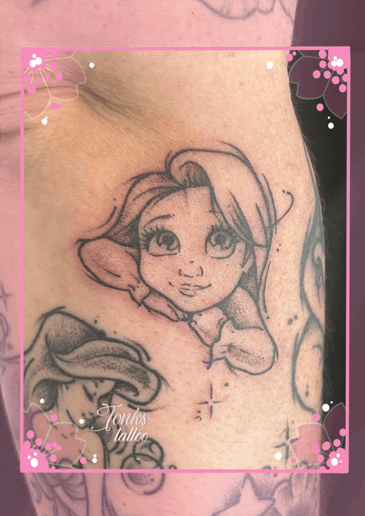 Tattoo Disney Pixar Raiponce Rapunzel effet croquis noir et blanc fine line